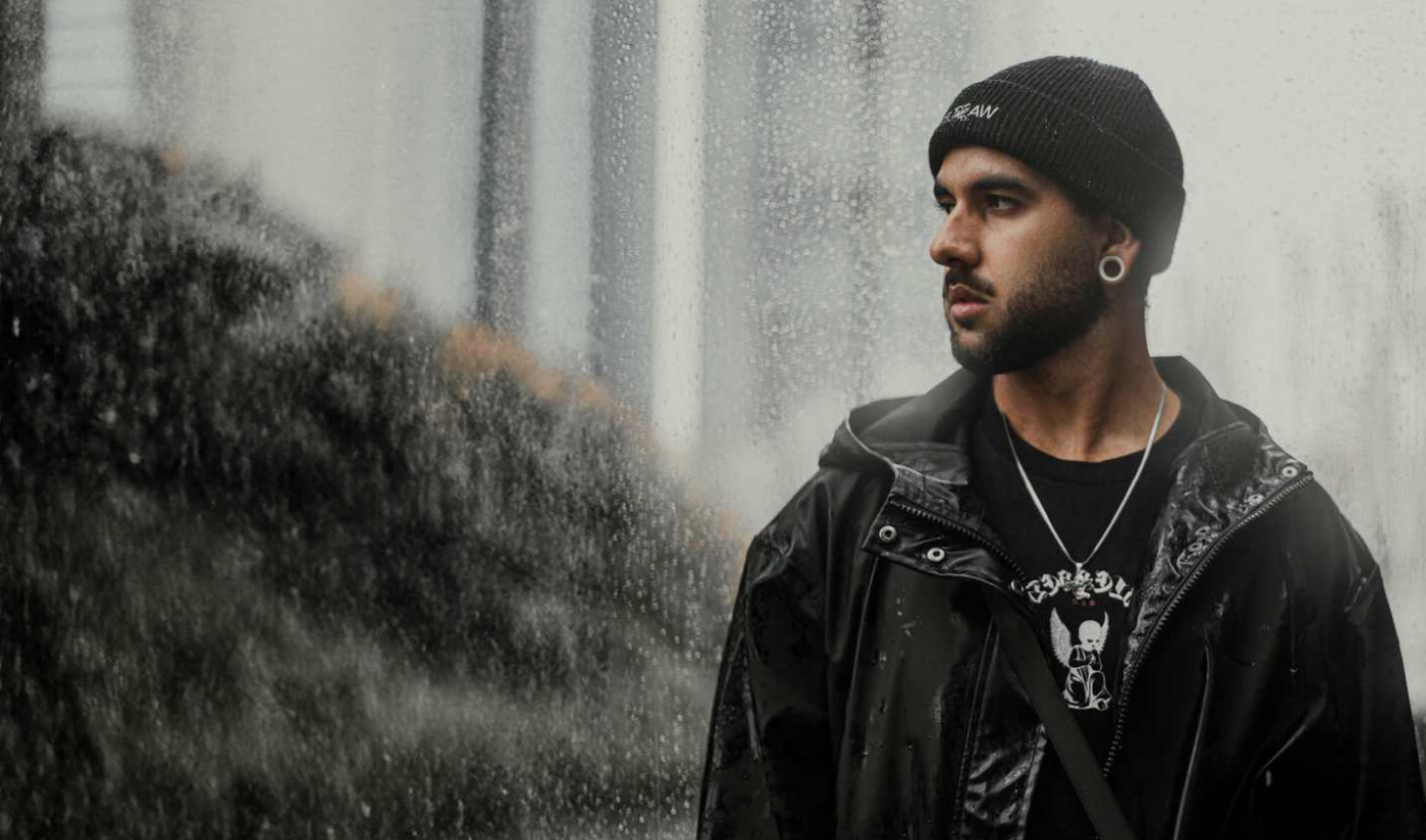 Marcos Alberca fotografiando bajo la lluvia